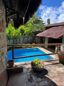 A piscina localizada em Eco Pousada Mentawai ou nos arredores