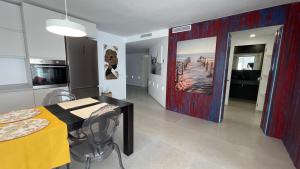 een keuken met een tafel en stoelen in een kamer bij apartament in Marbella