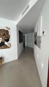 een hal met schilderijen aan de muur en een kamer met een dier erop bij apartament in Marbella