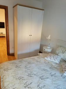 Giường trong phòng chung tại Sneža 5