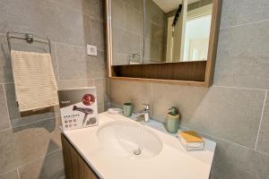 un baño con lavabo y espejo en Eternal Lux Belgrade Waterfront, en Belgrado