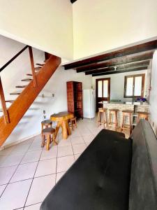 a living room with a table and some chairs at Apto pé na areia de Gamboa do Morro in Cayru