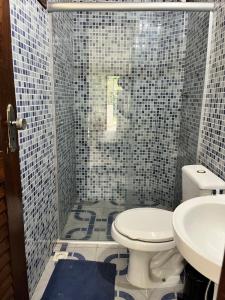 a bathroom with a toilet and a sink at Apto pé na areia de Gamboa do Morro in Cairu +36 photos