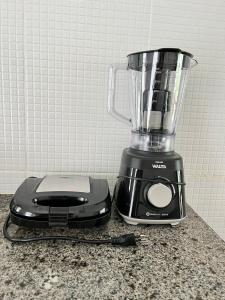 a blender sitting on top of a counter at Apto pé na areia de Gamboa do Morro in Cayru +36 photos