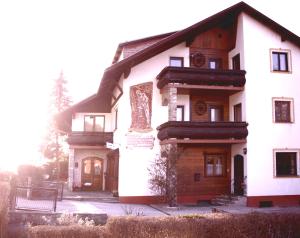 duży biały dom z drewnianym dachem w obiekcie Apartment ILWA w Schladming