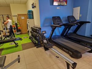 Fitness centrum a/nebo fitness zařízení v ubytování Isla de la Sierra lake mountain views by OYOOSTAYS