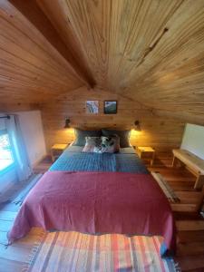 a bedroom with a large bed in a cabin at Chalé manancial em Visconde de Mauá in Itatiaia