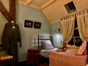 a bedroom with two twin beds and a window at B&B Het Gasthuys in Amerongen