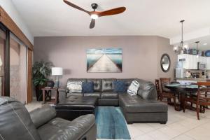 un salon avec un canapé et un ventilateur de plafond dans l'établissement Sonoran Sea Resort Beachfront PENTHOUSE, à Puerto Peñasco