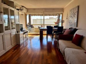 Кухня или мини-кухня в ESPACE 2000 - 3pièces vue mer avec piscine & parking
