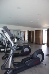Líkamsræktarstöð og/eða líkamsræktaraðstaða á Basento Deluxe Apartment with parking pool gym padel