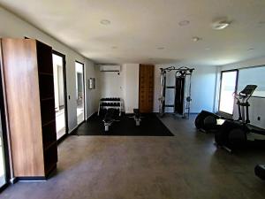 Líkamsræktarstöð og/eða líkamsræktaraðstaða á Basento Deluxe Apartment with parking pool gym padel