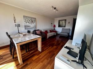 Телевизор и/или развлекательный центр в ESPACE 2000 - 3pièces vue mer avec piscine & parking