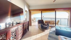 un salon avec vue sur l'océan dans l'établissement Sonoran Sea Resort Beachfront PENTHOUSE, à Puerto Peñasco