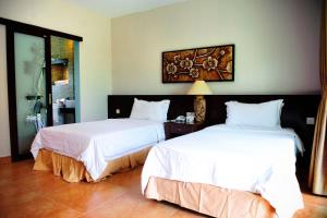 Katil atau katil-katil dalam bilik di Beringgis Beach Resort & Spa
