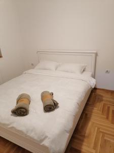 Giường trong phòng chung tại Sneža