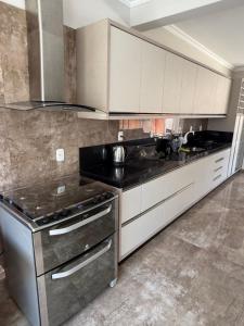 Η κουζίνα ή μικρή κουζίνα στο Bella Casa 5 Quartos