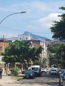 una concurrida calle de la ciudad con coches aparcados en la carretera en Hostel Belas ARTS, en Río de Janeiro 36 fotos más