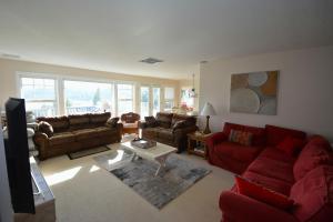a living room with red couches and a tv at Falls Lake View in Bass Lake