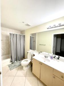 Ένα μπάνιο στο Private bedroom in Miami - Coral Gables 601