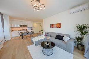 una sala de estar con un sofá y una mesa en Eternal Lux Belgrade Waterfront, en Belgrado