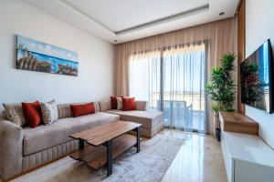 un salon avec un canapé et une table dans l'établissement Appartement Sublime avec Piscine, à Minaret de Mansuria