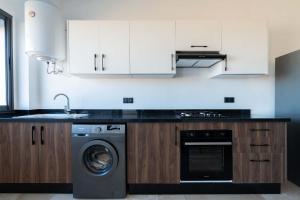 une cuisine avec un évier et un lave-vaisselle dans l'établissement Appartement Sublime avec Piscine, à Minaret de Mansuria