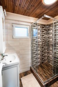 A bathroom at Molnárkalács vendégház