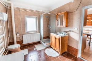 A bathroom at Molnárkalács vendégház