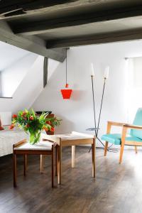 ein Wohnzimmer mit einem Tisch und Stühlen in der Unterkunft Appartements Au-Dessus Du... in Straßburg