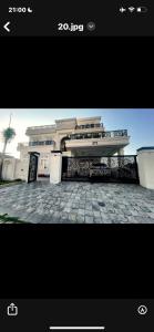 Uma imagem de um grande edifício com uma entrada de pedra. em Heston Villa Topcity-1 near Islamabad International Airport em Islamabad