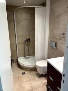 Et badeværelse på Glyfada Menigos Apartment 21