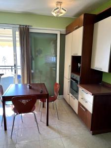 Køkken eller tekøkken på Glyfada Menigos Apartment 21