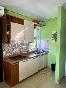 Køkken eller tekøkken på Glyfada Menigos Apartment 21