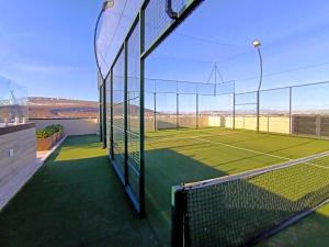 Tennis- og/eða veggtennisaðstaða á Basento Deluxe Apartment with parking pool gym padel eða í nágrenninu