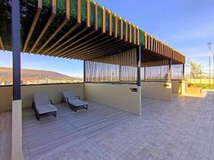 Svalir eða verönd á Basento Deluxe Apartment with parking pool gym padel