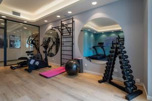 a gym with exercise equipment and a mirror at JHM Apart in Zakopane