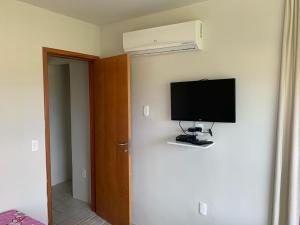 una camera con TV a schermo piatto a parete di Gavoa Resort Flat 108 E a Igarassu