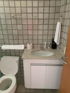 un bagno con un water e un lavandino di Gavoa Resort Flat 108 E a Igarassu Altre 9 foto