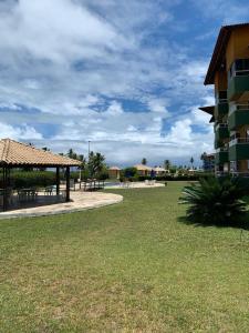un parco di fronte a un edificio con gazebo di Gavoa Resort Flat 108 E a Igarassu