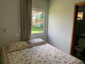 una camera da letto con un letto e una finestra di Gavoa Resort Flat 108 E a Igarassu