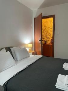 Postel nebo postele na pokoji v ubytování OldMarinerVilla