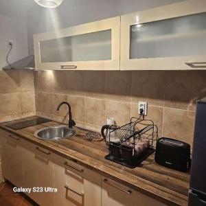 un piano di lavoro con lavandino e lavandino di Studio Ines a Kotor (Cattaro)