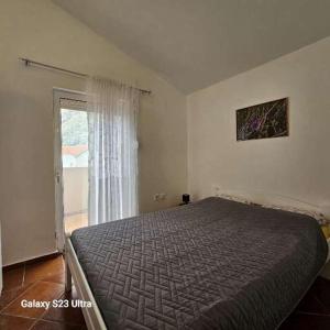 una camera da letto con un letto e una finestra di Studio Ines a Kotor (Cattaro)