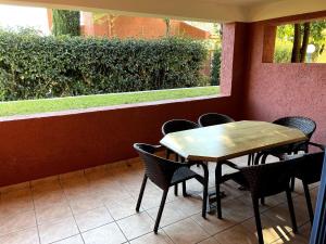 un tavolo e sedie in un ristorante con finestra di VERDE BLUE 313 Barbati a Barbati Altre 3 foto