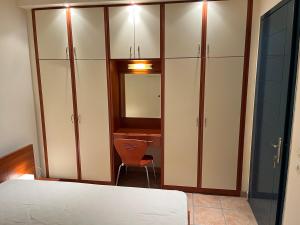 una camera con letto, scrivania e armadi di VERDE BLUE 313 Barbati a Barbati