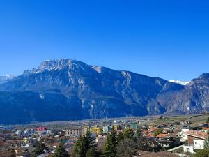 ラヴィースにあるAttico vicino Trento vista montagne mozzafiatoの山を背景とした市街の景色