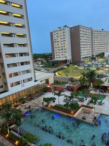 an aerial view of a pool in a resort at Hot Beach Suites in Olímpia