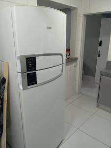 Kuchyň nebo kuchyňský kout v ubytování Setor Oeste 1 quarto c garagem