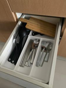 un tiroir rempli d'ustensiles de cuisine dans une cuisine dans l'établissement studio flat at 101 Newport Boulevard, à Manille